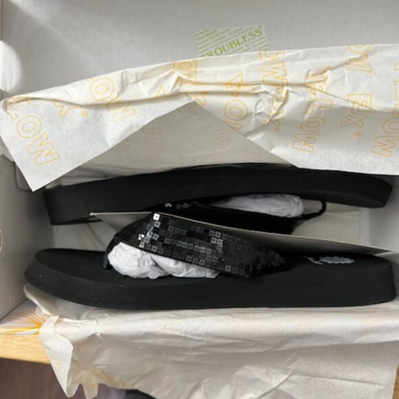 Yellow Box Sandy Sandals Flip-Flops Black Sequin NIB Size 11 - Picture 3 of 5